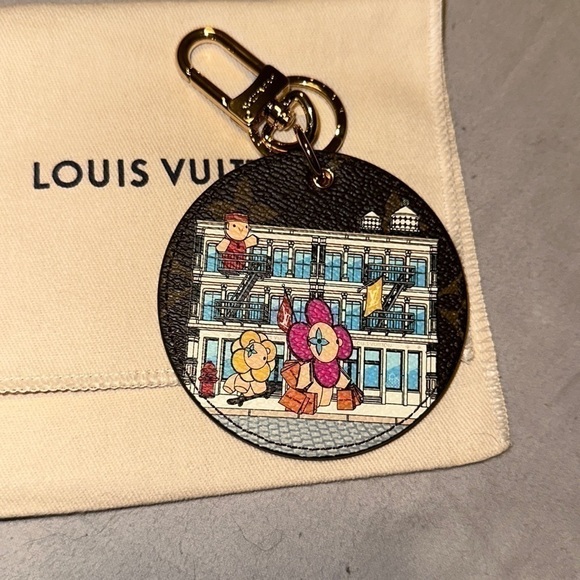 NWT Louis Vuitton 2022 Holiday Illustrate New York Bag Charm & Key Holder-Yellow - Picture 2 of 9